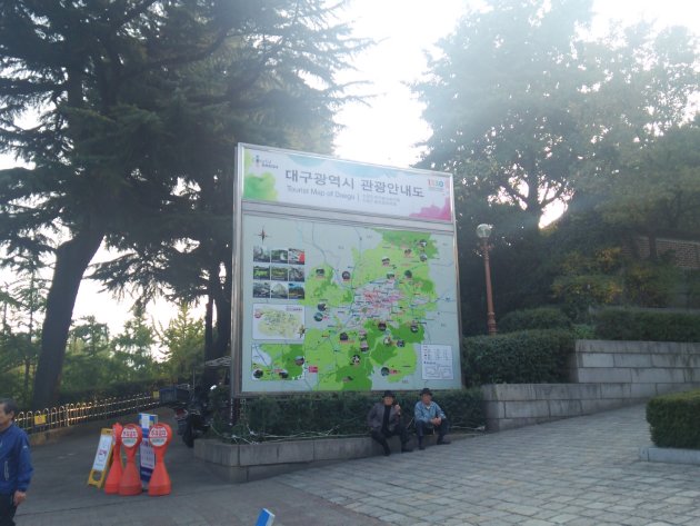 達城公園の入口周辺にある大邱広域市の観光案内図